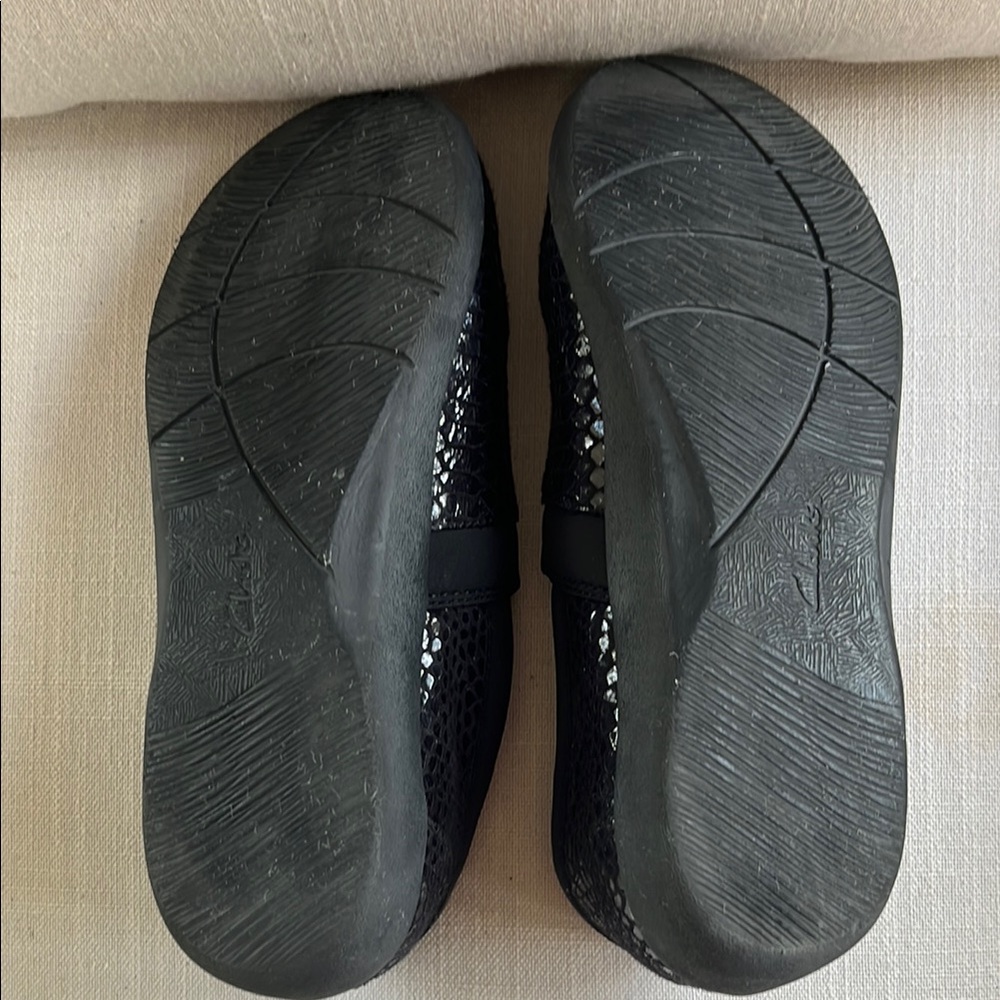Clarks Black Slip on Black Snake Skin Shoes Size 8.5 - Picture 3 of 5
